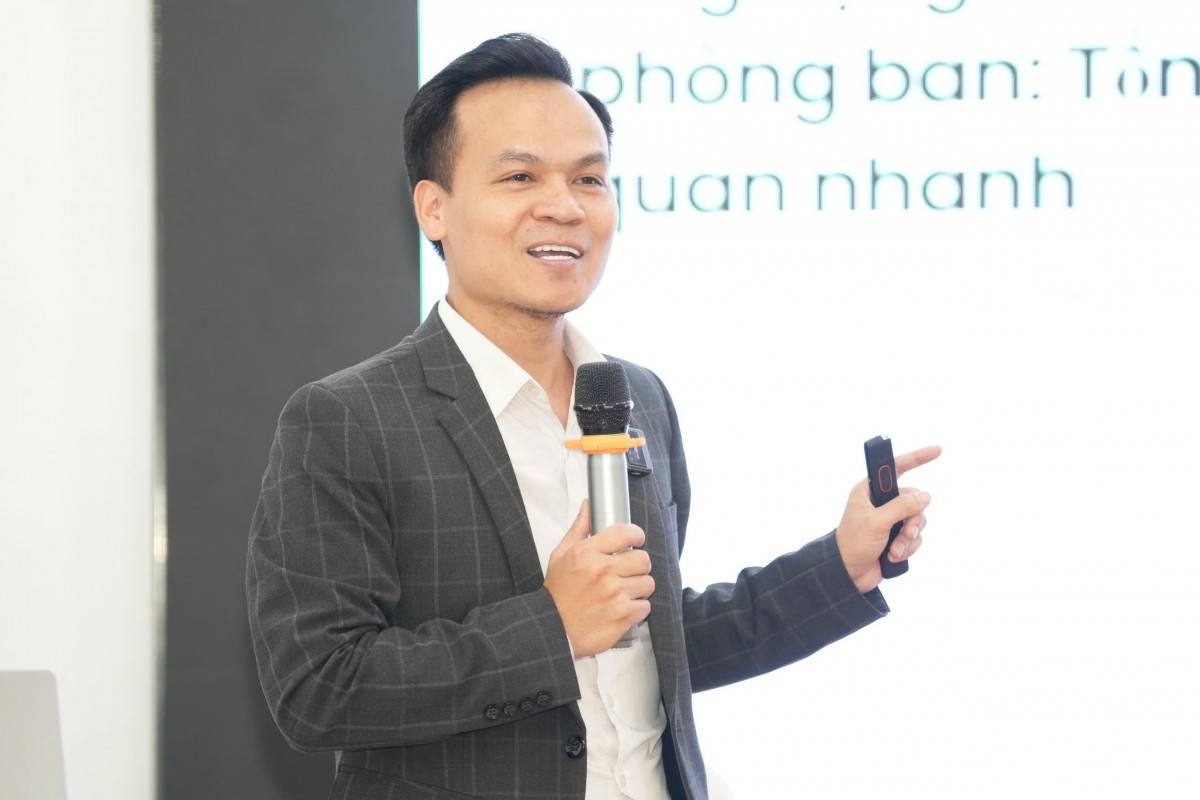 Chuyên gia Lê Công Năng, Chủ tịch Diễn đàn Doanh nhân Việt Nam VEF Global, Chủ tịch WonderTour trong chương trình đào tạo “Kỷ nguyên AI du lịch: Bứt phá hay tụt hậu?”