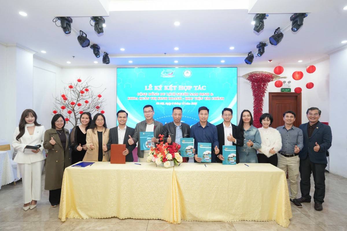 Lễ ký kết hợp tác giữa cộng đồng, doanh nghiệp du lịch người Nam Định và Học viện Tài chính, mở ra cơ hội đào tạo và thực tập cho sinh viên trong lĩnh vực du lịch trong kỷ nguyên AI.