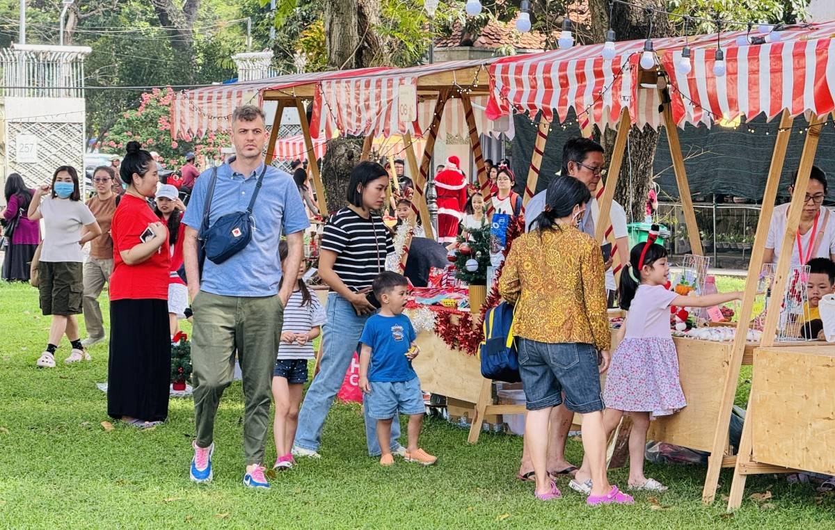 gần 20 gian hàng, tạo điều kiện để người dân khám phá những nét đặc trưng của Giáng sinh tại nhiều quốc gia châu Âu khác nhau.