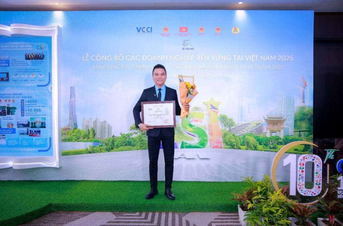 Ông Nguyễn Thành Đạt – Giám Đốc Truyền Thông Herbalife Việt Nam nhận bằng khen đây là lần thứ 8 Herbalife đạt giải