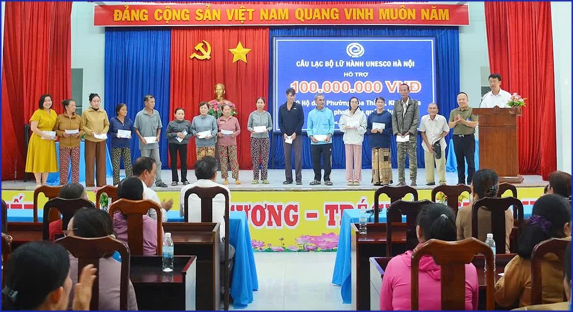 Câu lạc bộ  Lữ hành UNESCO Hà Nội  hỗ trợ đồng bào vùng lũ Nha Trang hơn 200 triệu đồng