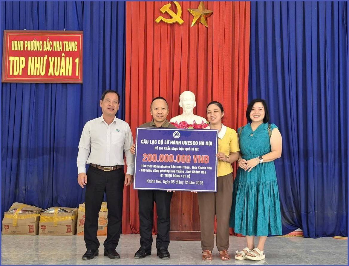 Câu lạc bộ  Lữ hành UNESCO Hà Nội  hỗ trợ đồng bào vùng lũ Nha Trang hơn 200 triệu đồng