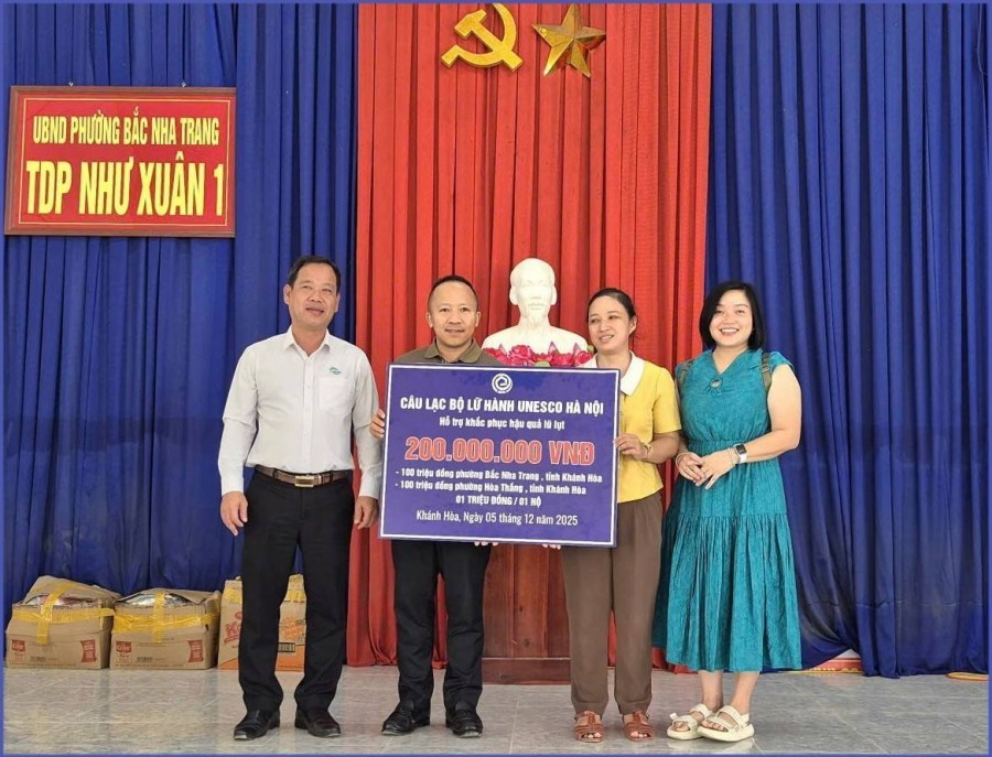 Câu lạc bộ  Lữ hành UNESCO Hà Nội  hỗ trợ đồng bào vùng lũ Nha Trang hơn 200 triệu đồng