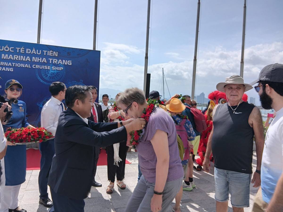 Tàu biển quốc tế COSTA SERENA đưa 2.700 du khách đến Nha Trang