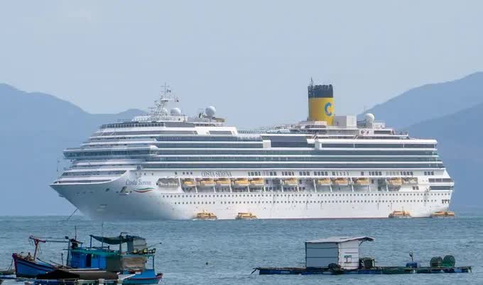 Tàu biển quốc tế COSTA SERENA đưa 2.700 du khách đến từ Châu Âu, từ cảng Hong Kong đến Bến Du thuyền Ana Marina, Nha Trang