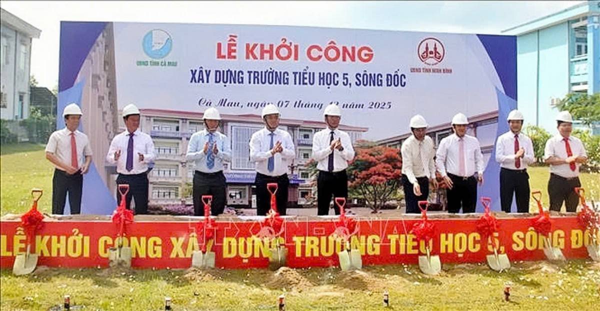 Lễ khởi công xây dựng, sửa chữa cơ sở vật chất và mua sắm thiết bị dạy học cho Trường Tiểu học 5 Sông Đốc. 