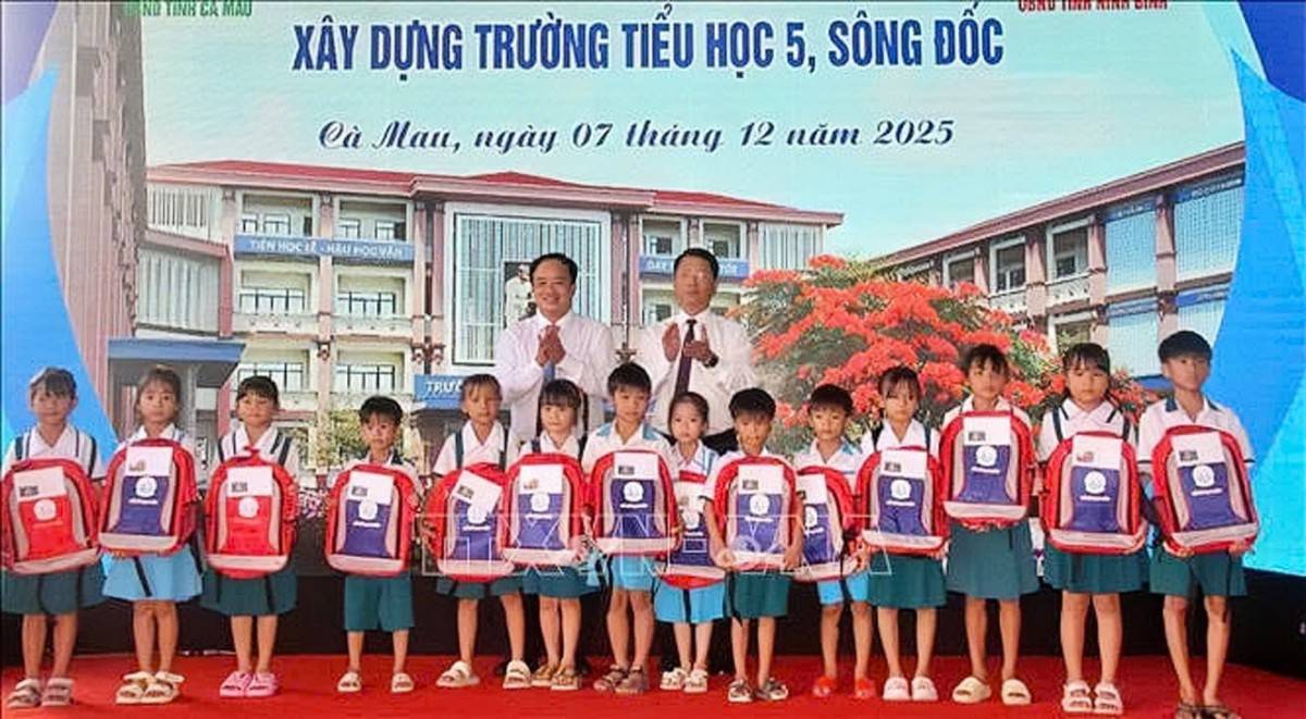 trao 30 suất học bổng tặng các em học sinh vượt khó, học giỏi ở xã Sông Đốc