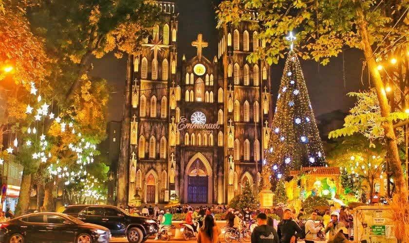Hà Nội rực rỡ mùa Giáng sinh 2025: Không khí lễ hội cuốn hút