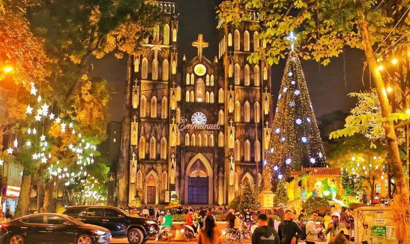 Hà Nội rực rỡ mùa Giáng sinh 2025: Không khí lễ hội cuốn hút