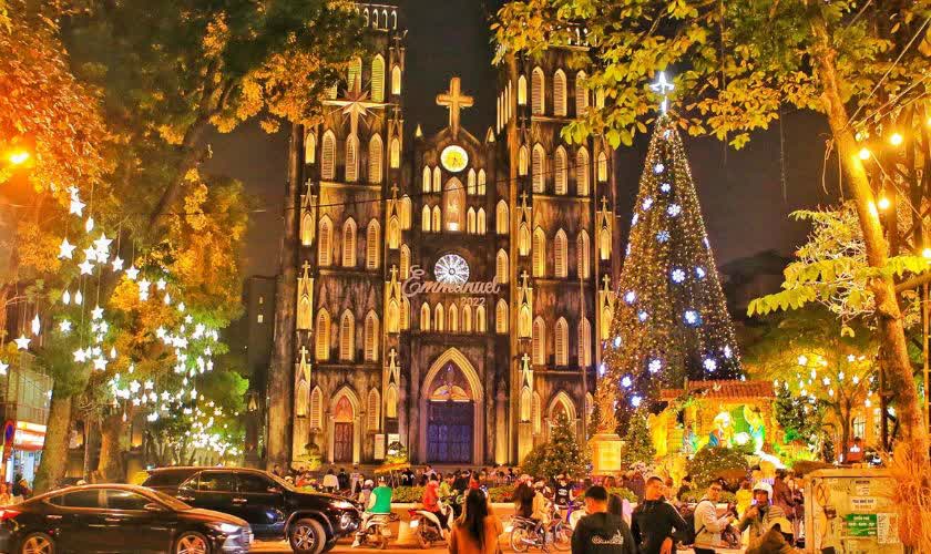 Hà Nội rực rỡ mùa Giáng sinh 2025: Không khí lễ hội cuốn hút