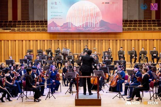 Dàn nhạc VNAMYO & SSO trên sân khấu Phòng Hòa nhạc Lớn.