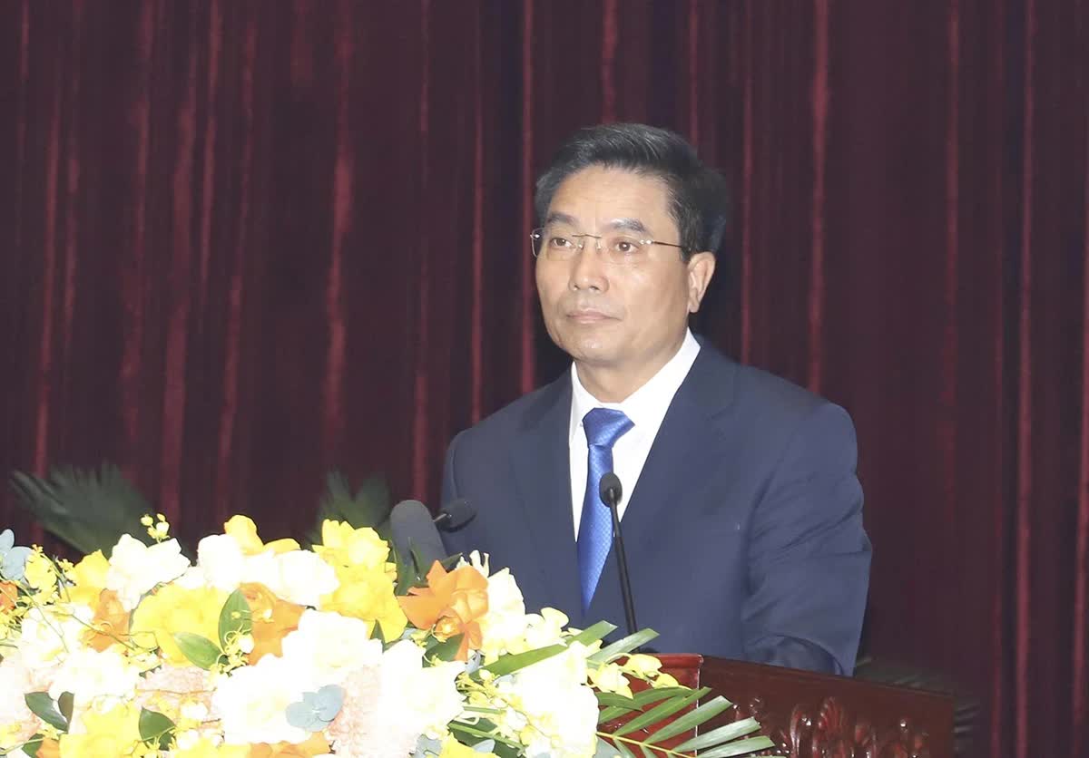 Đồng chí Nguyễn Doãn Anh, Bí thư Tỉnh ủy phát biểu chỉ đạo tại kỳ họp.