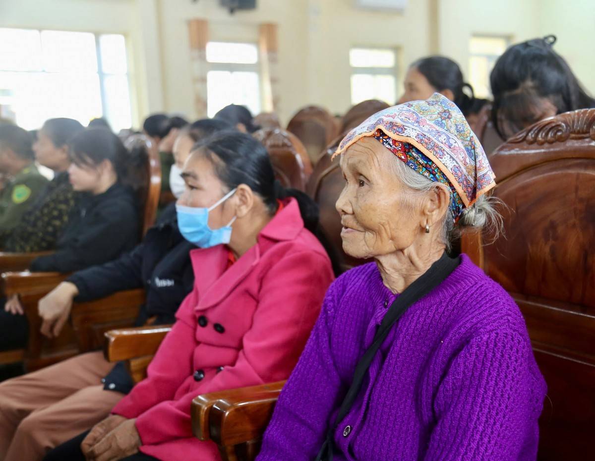 Bà Bùi Thị Nậu, thôn Bái Đang, người dân tộc Thái, trong buổi ra mắt mô hình “Công an xã Vân Du: Lan tỏa yêu thương - Vì Nhân dân phục vụ”