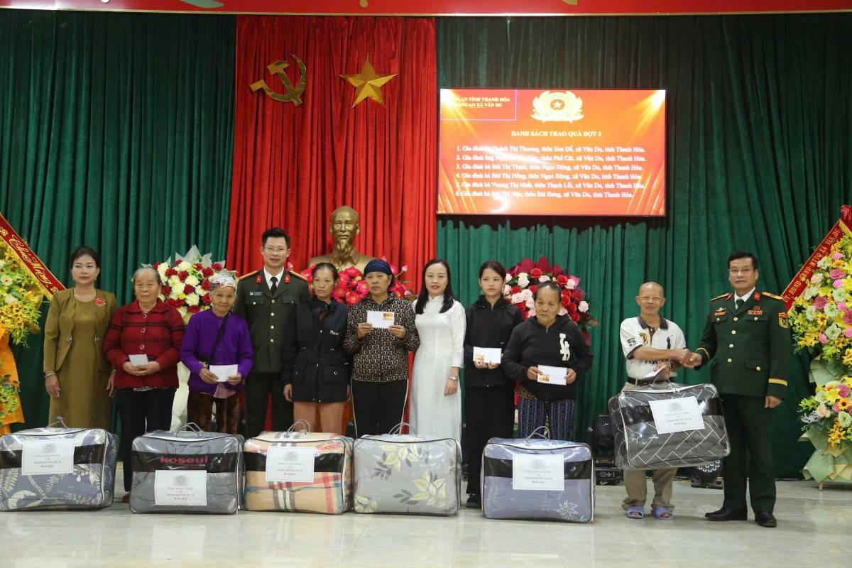 20 gia đình có hoàn cảnh khó khăn được tặng quà.