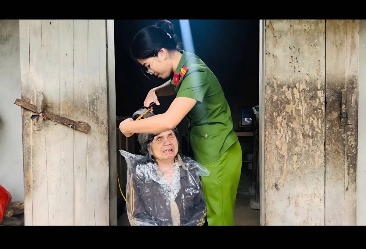 Công an xã Vân Du chăm sóc người già, người cô đơn, người yếu thể trên địa bàn