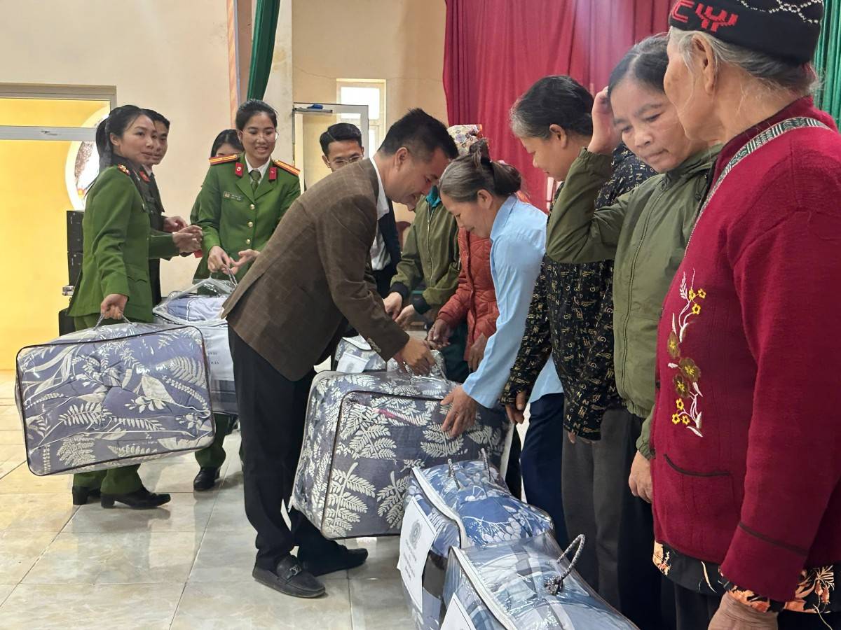 20 gia đình có hoàn cảnh khó khăn được tặng quà.