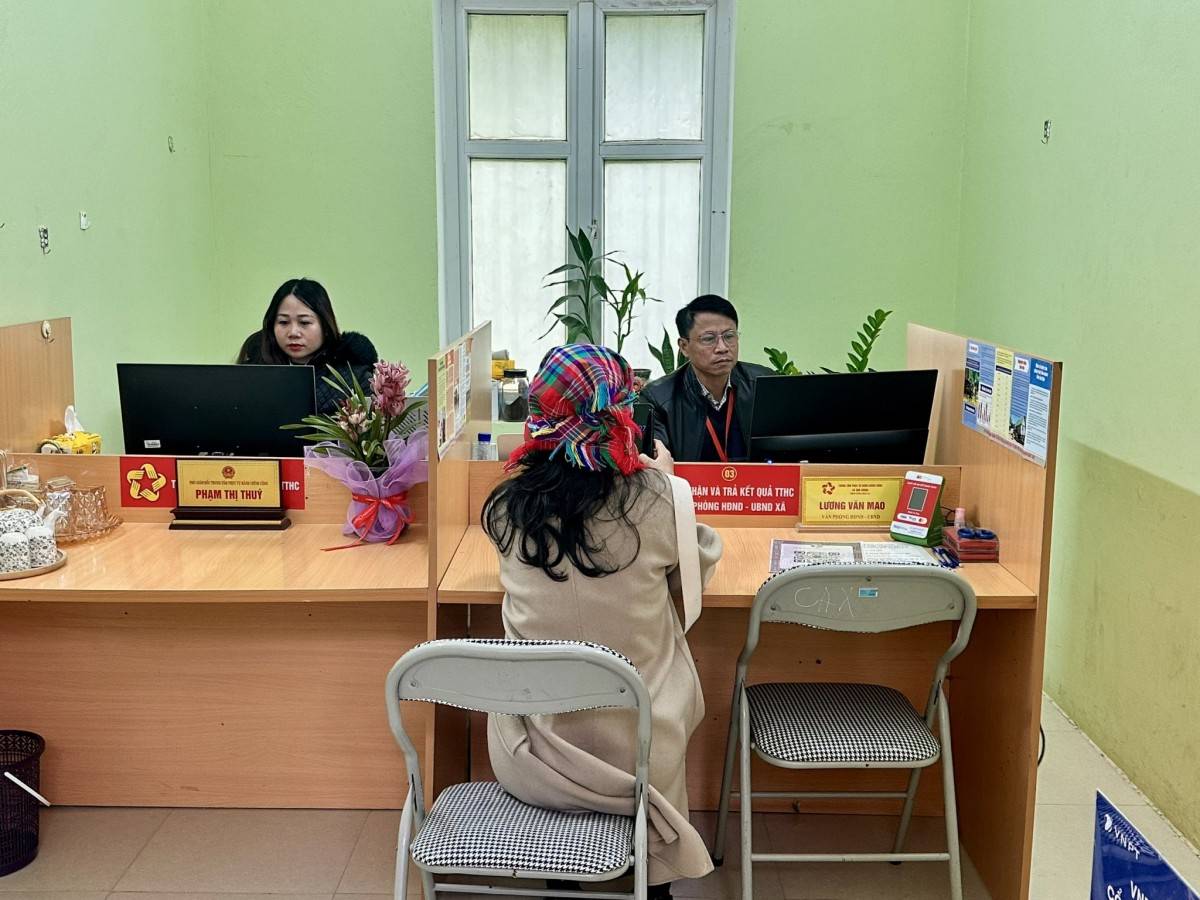 Trung tâm hành chính công xã Tam Chung phục vụ người dân đến làm việc