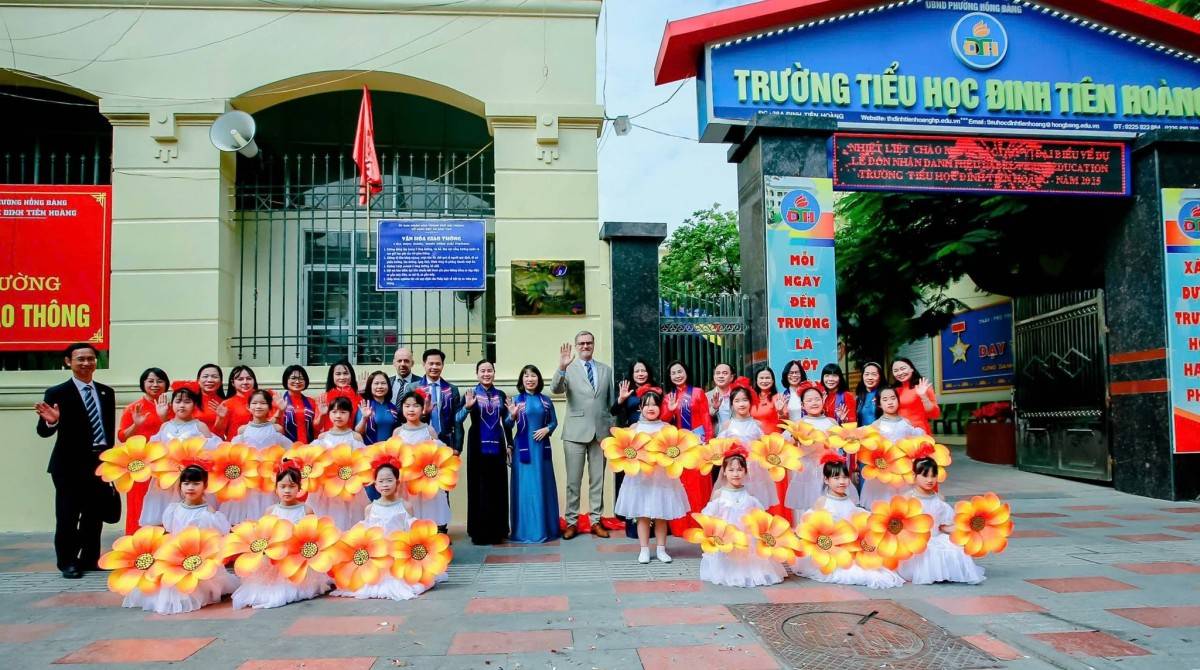 Đại diện Đại sứ quán Pháp và nhà trường đã chính thức khánh thành biển danh hiệu Label FrancÉducation cho trường Tiểu học Đinh Tiên Hoàng.