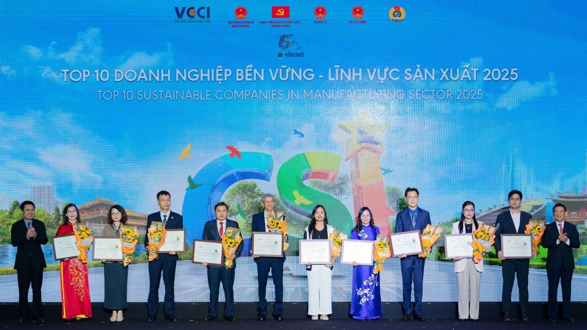 Đại diện Vinamilk (thứ 7 từ trái sang) nhận vinh danh tại Lễ công bố Doanh nghiệp Bền vững Việt Nam (CSI) 2025. Ảnh: BTC