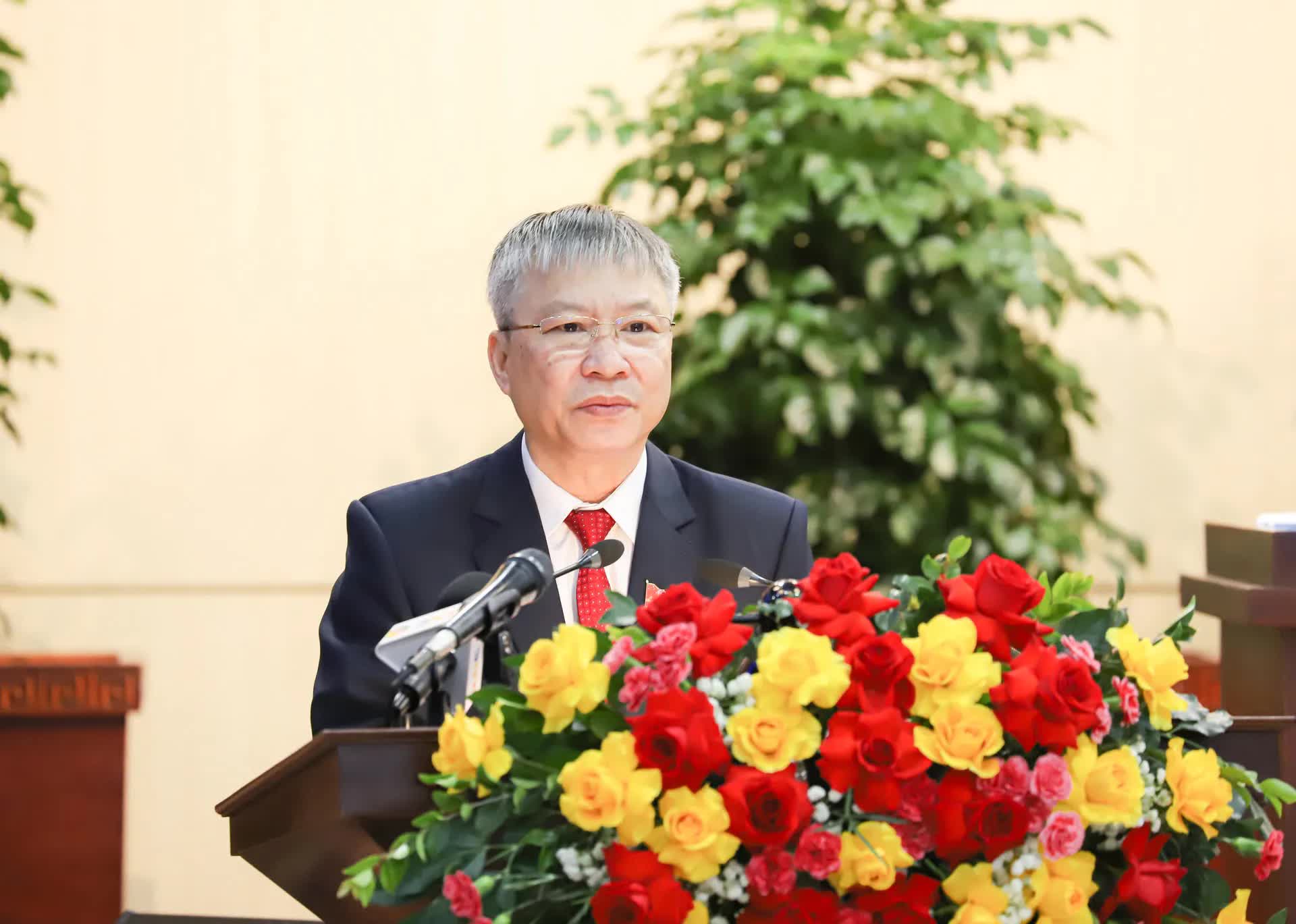 Chủ tịch HĐND thành phố Nguyễn Đức Dũng phát biểu tại kỳ họp.