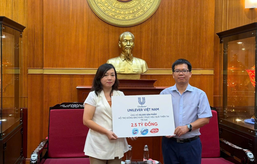 Đại diện Unilever Việt Nam trao tặng gói hỗ trợ đợt 1 tới Mặt trận Tổ quốc Việt Nam (tháng 10/2025)