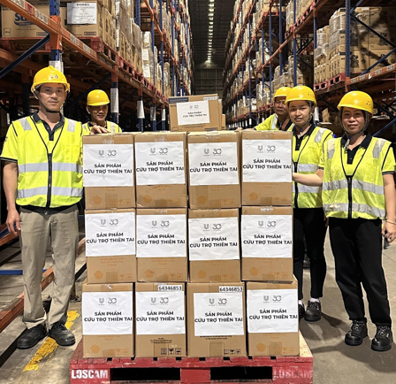 Nhân viên kho hàng Unilever Việt Nam chuẩn bị hàng hóa cứu trợ