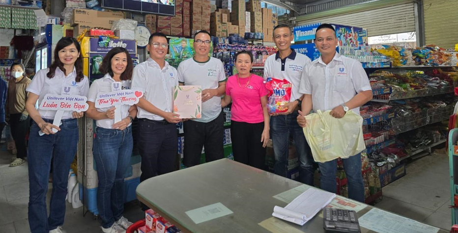 Unilever VIệt Nam trao tặng phần quà hỗ trợ cho các tiểu thương bị ảnh hưởng mưa lũ