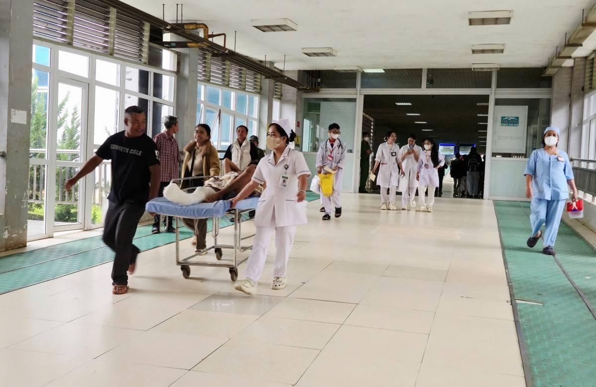 Việc chuyển bệnh nhân từ khoa cấp cứu (tòa nhà A) xuống các khoa khác ở tòa nhà B, C, D, E trên đoạn đường dốc rất nguy hiểm.