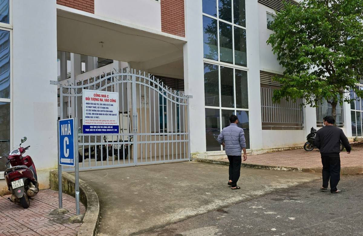 Các lối ra, vào bên phải các tòa nhà A, B, C, D, E bị ngăn lại và chỉ mở cửa theo giờ làm cho việc đi lại không còn thuận tiện như trước.