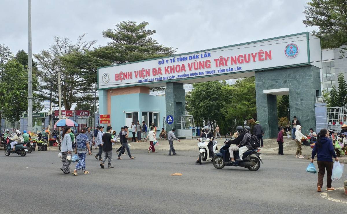 Hàng ngày, cả bệnh nhân và người thăm nuôi phải băng qua đường trước cổng bệnh viện mua cơm, nước và đồ dùng dễ xảy ra tai nạn giao thông.    