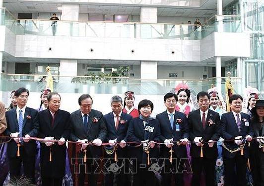 Hình ảnh Chủ tịch Hồ Chí Minh qua điêu khắc ánh sáng tại thủ đô Seoul