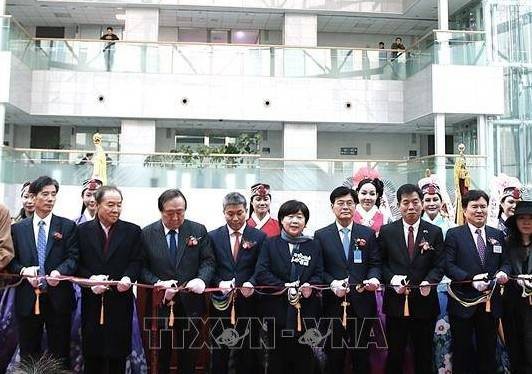 Hình ảnh Chủ tịch Hồ Chí Minh qua điêu khắc ánh sáng tại thủ đô Seoul