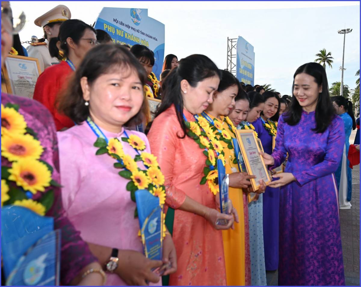 295 đại biểu, đại diện cho hơn 320.000 hội viên phụ nữ dự Đại hội đại biểu Phụ nữ tỉnh Khánh Hòa lần thứ I, nhiệm kỳ 2025 – 2030.