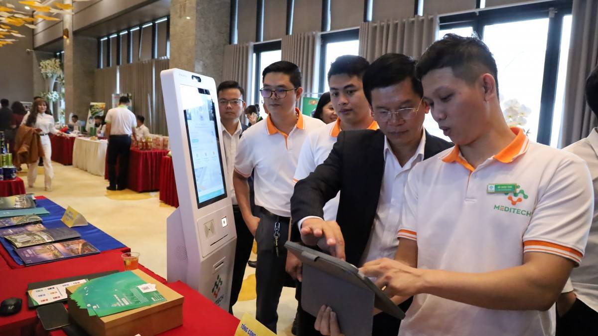 Nhiều gian hàng được trưng bày tại hội nghị