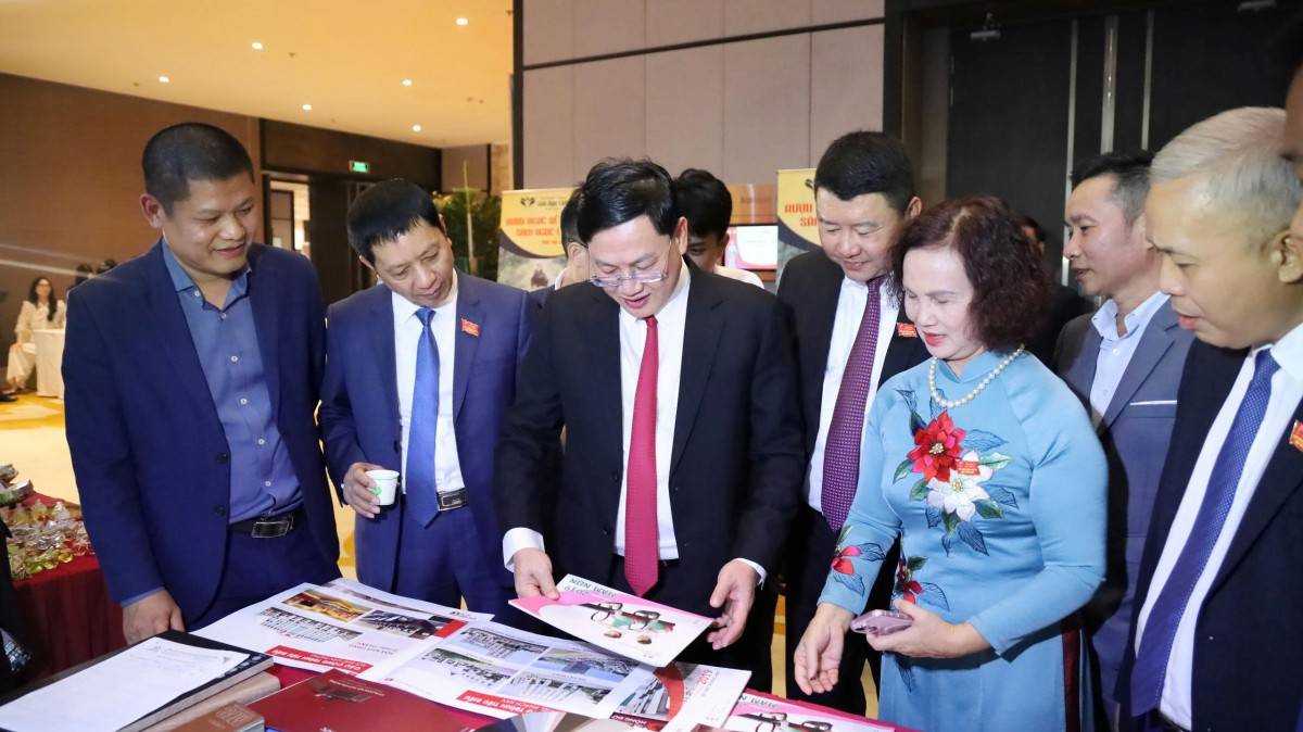 Ông Mai Xuân Liêm, Ủy viên Ban Thường vụ Tỉnh ủy, Phó Chủ tịch Thường trực UBND tỉnh tham quan gian hàng giới thiệu sản phẩm của doanh nghiệp.