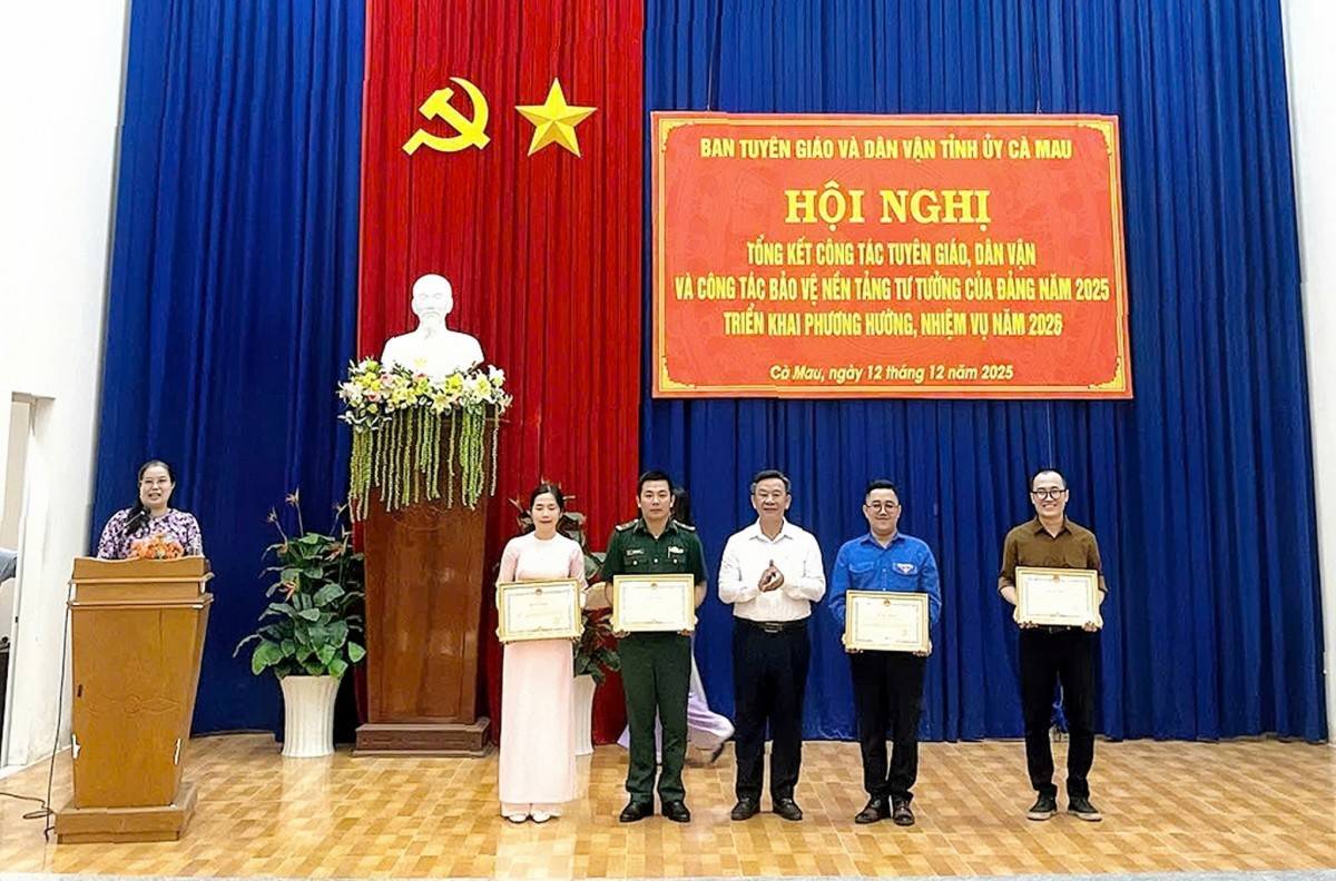 rưởng Ban Tuyên giáo và Dân vận Tỉnh uỷ Hồ Trung Việt trao Bằng khen của  Chủ tịch UBND tỉnh tặng các tác giả, nhóm tác giả đạt giải tại Cuộc thi Chính luận về bảo vệ nền tảng tư tưởng của Đảng lần thứ V năm 2025 cấp Trung ương.