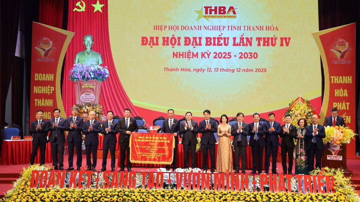 Phó Bí thư Tỉnh ủy Trịnh Tuấn Sinh và các đồng chí lãnh đạo tỉnh trao bức trướng của Tỉnh ủy, HĐND, UBND tỉnh tặng Hiệp hội Doanh nghiệp tỉnh.