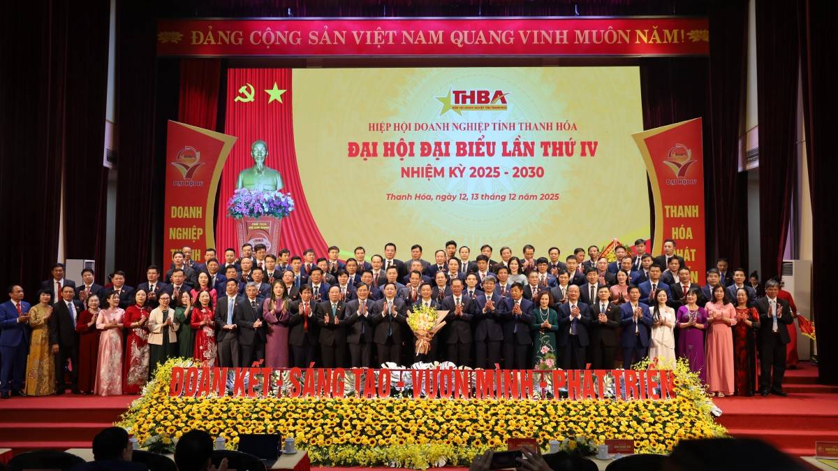 Phó Bí thư Tỉnh ủy Trịnh Tuấn Sinh và các đồng chí lãnh đạo tỉnh tặng hoa, chúc mừng Ban Chấp hành Hiệp hội Doanh nghiệp tỉnh khóa IV.