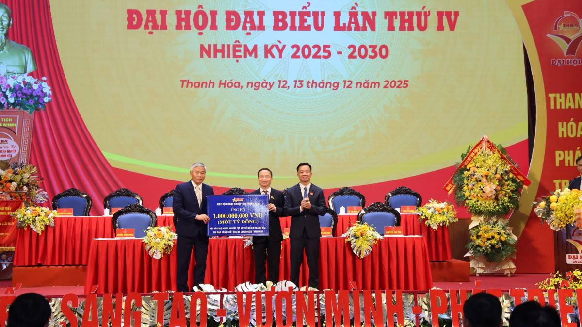 Hiệp hội Doanh nghiệp tỉnh Thanh Hóa trao biểu trưng ủng hộ 1 tỷ đồng cho quỹ an sinh xã hội.