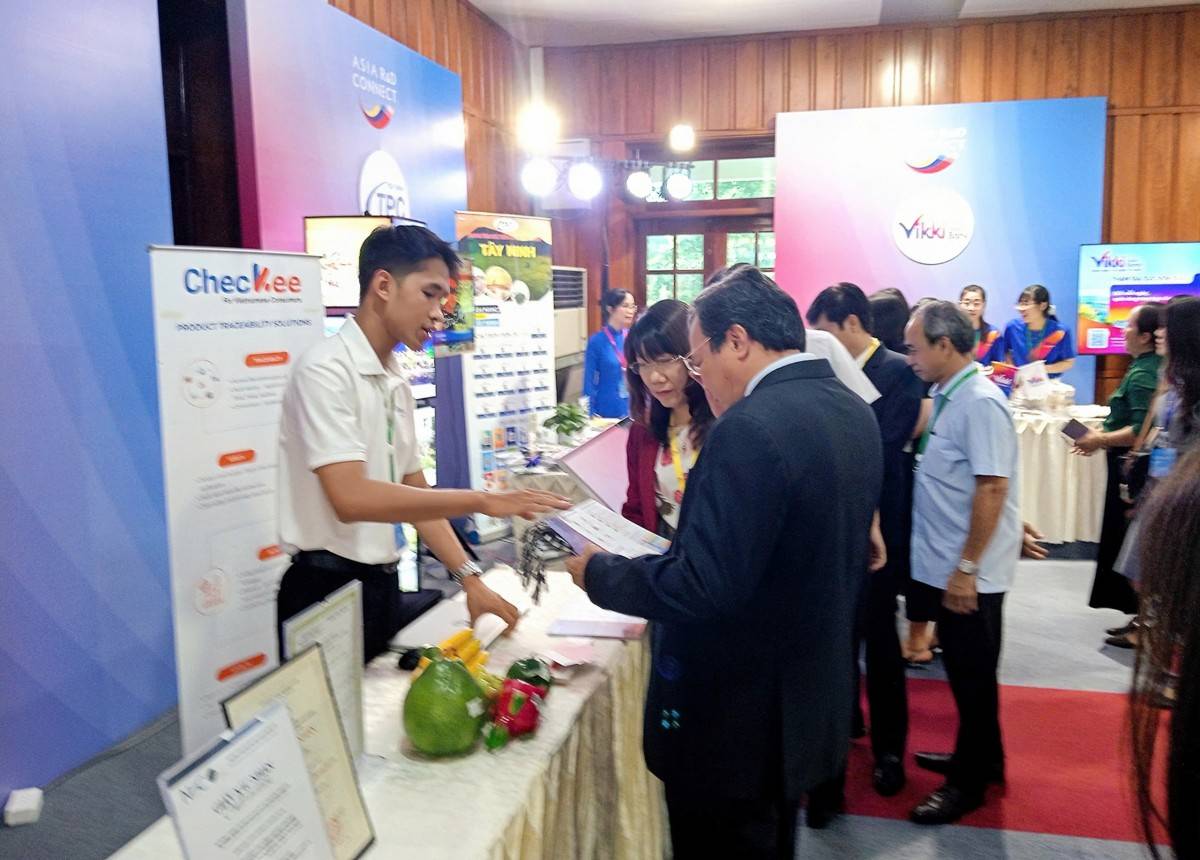 Trưng bày gian hàng triễn lãm, giới thiệu mô hình tại diễn đàn.