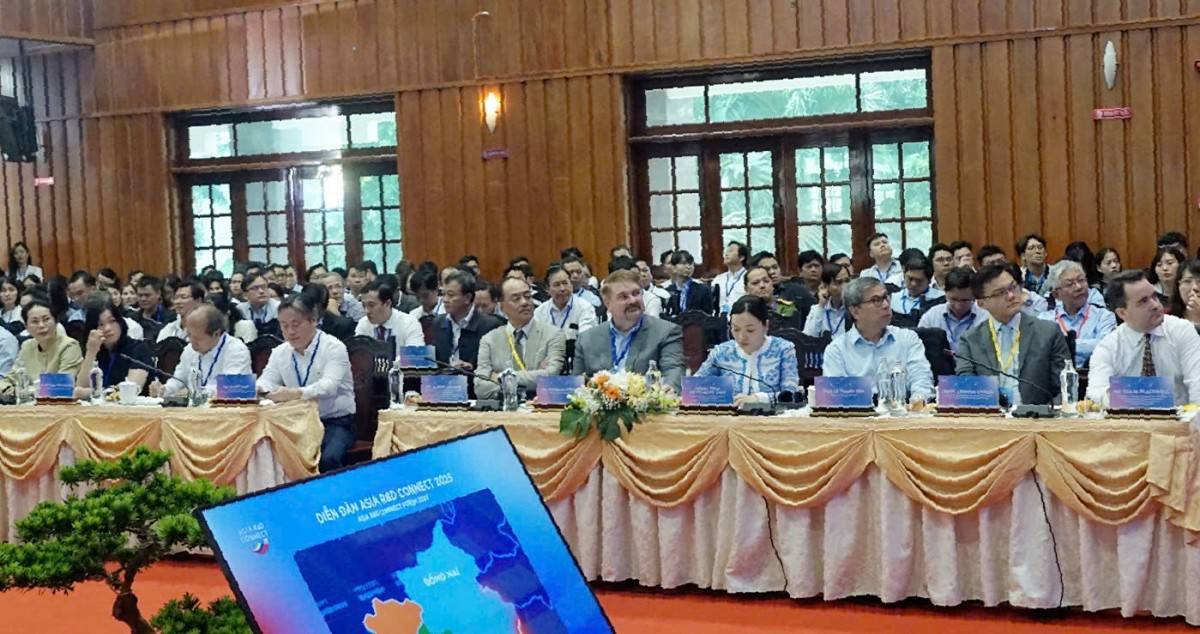 Quang cảnh Diễn đàn.