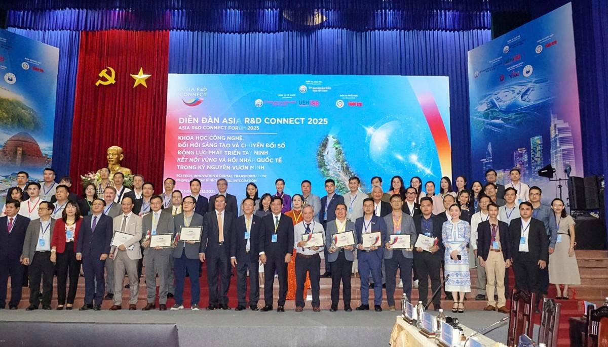 Các đại biểu chụp ảnh cùng lãnh đạo tỉnh tại Diễn đàn.