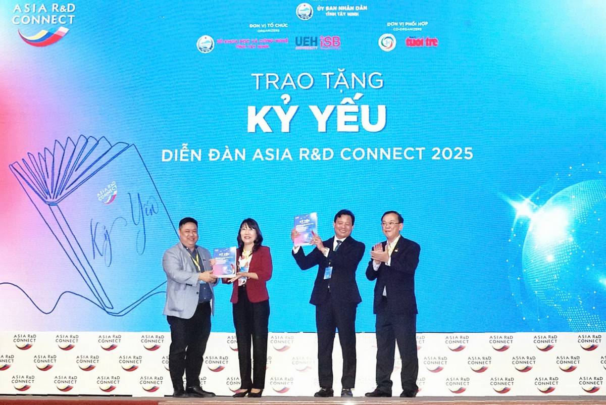 Lãnh đạo UBND tỉnh và Sở Khoa học và Công nghệ tỉnh nhận kỷ yếu hiến kế