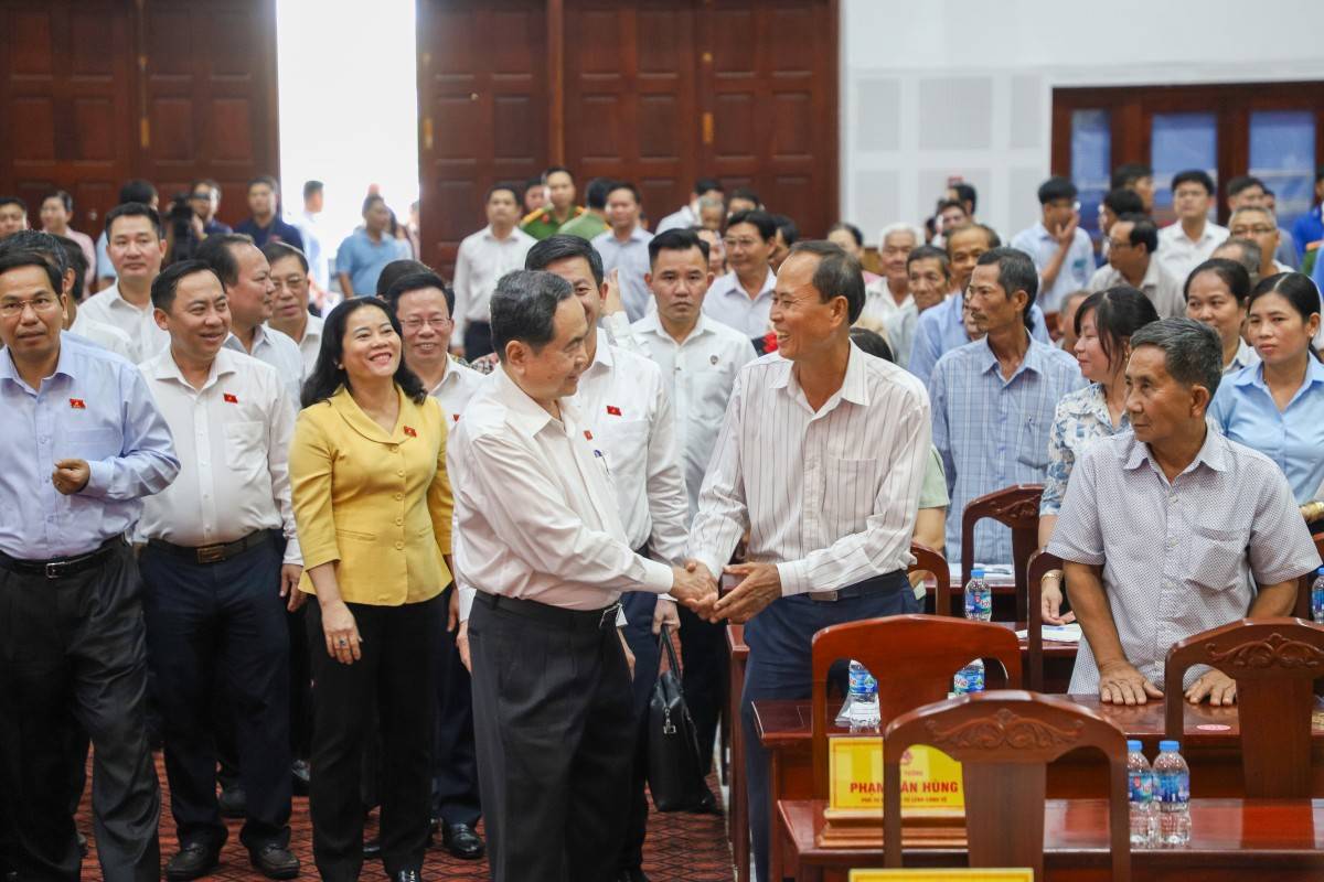 Chủ tịch Quốc hội tiếp xúc cử tri tại Cần Thơ - Cần giải quyết nhiều điểm nghẽn để thu hút đầu tư