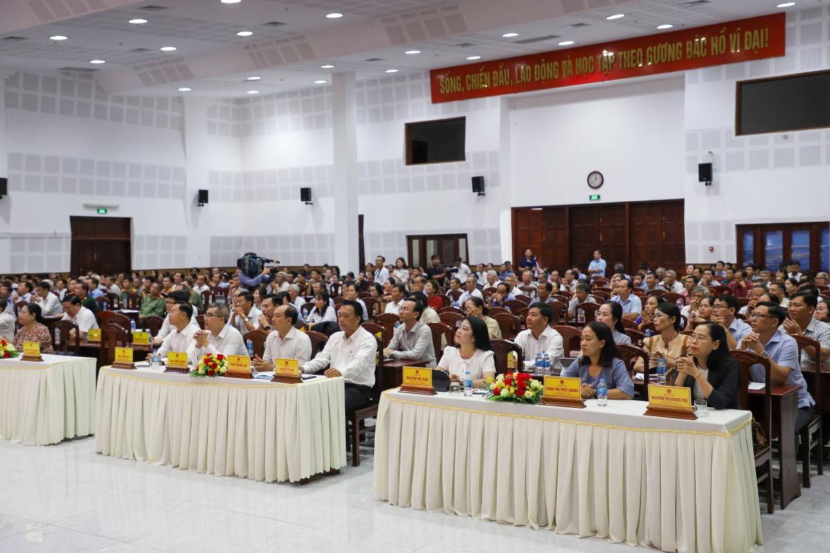 Chủ tịch Quốc hội tiếp xúc cử tri tại Cần Thơ - Cần giải quyết nhiều điểm nghẽn để thu hút đầu tư