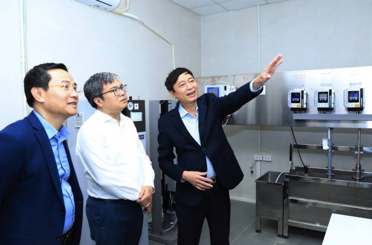 Phó Chủ tịch UBND Thành phố Trương Việt Dũng cùng các thành viên đoàn công tác đã đi thăm một số cơ sở trọng điểm phát triển khoa học công nghệ tại Đại học Quốc gia Hà Nội (cơ sở Hòa Lạc), các viện nghiên cứu nằm trong Khu Công nghệ cao Hòa Lạc