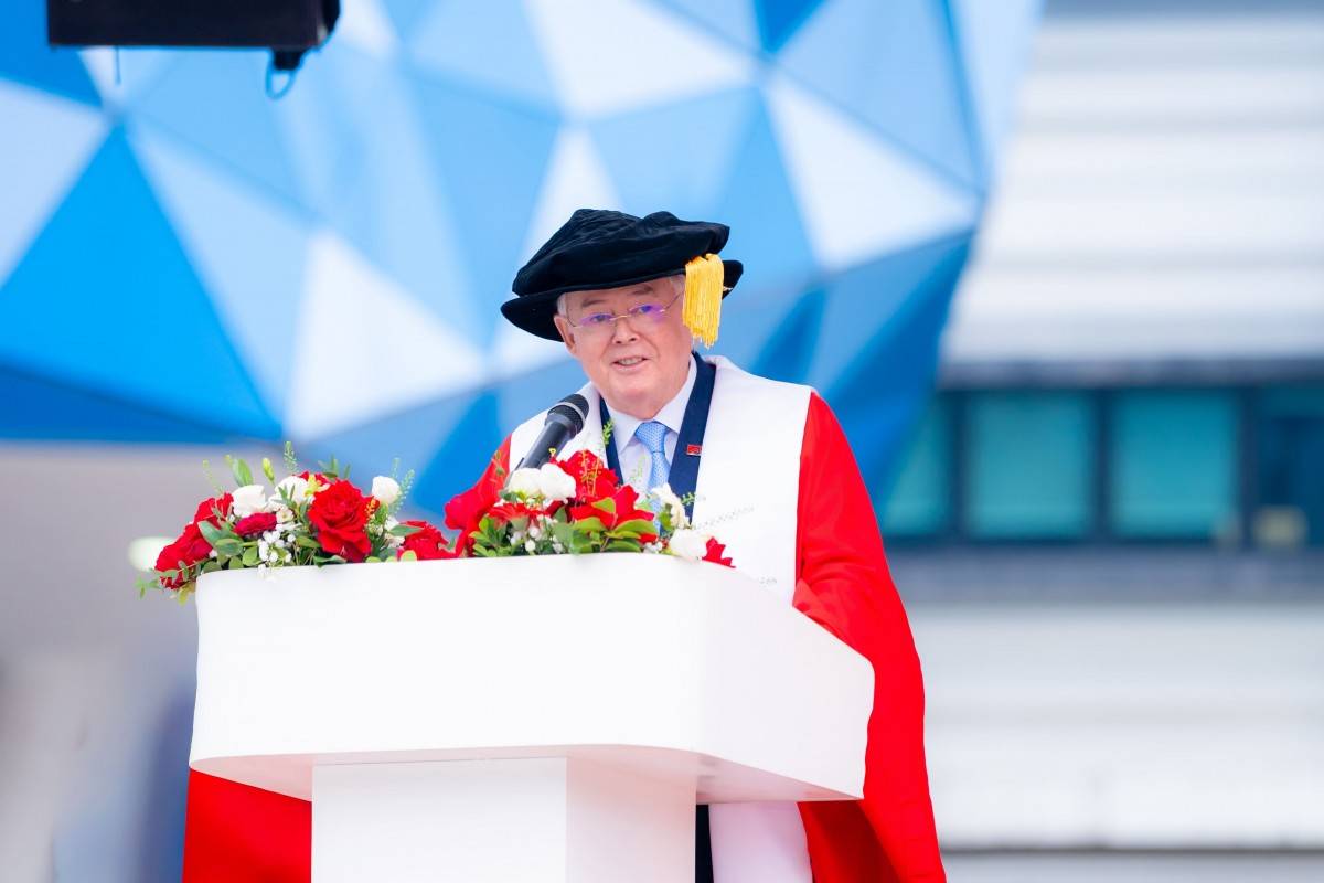 Giáo sư Raymond Gordon, Hiệu trưởng kiêm Chủ tịch BUV phát biểu trong buổi lễ