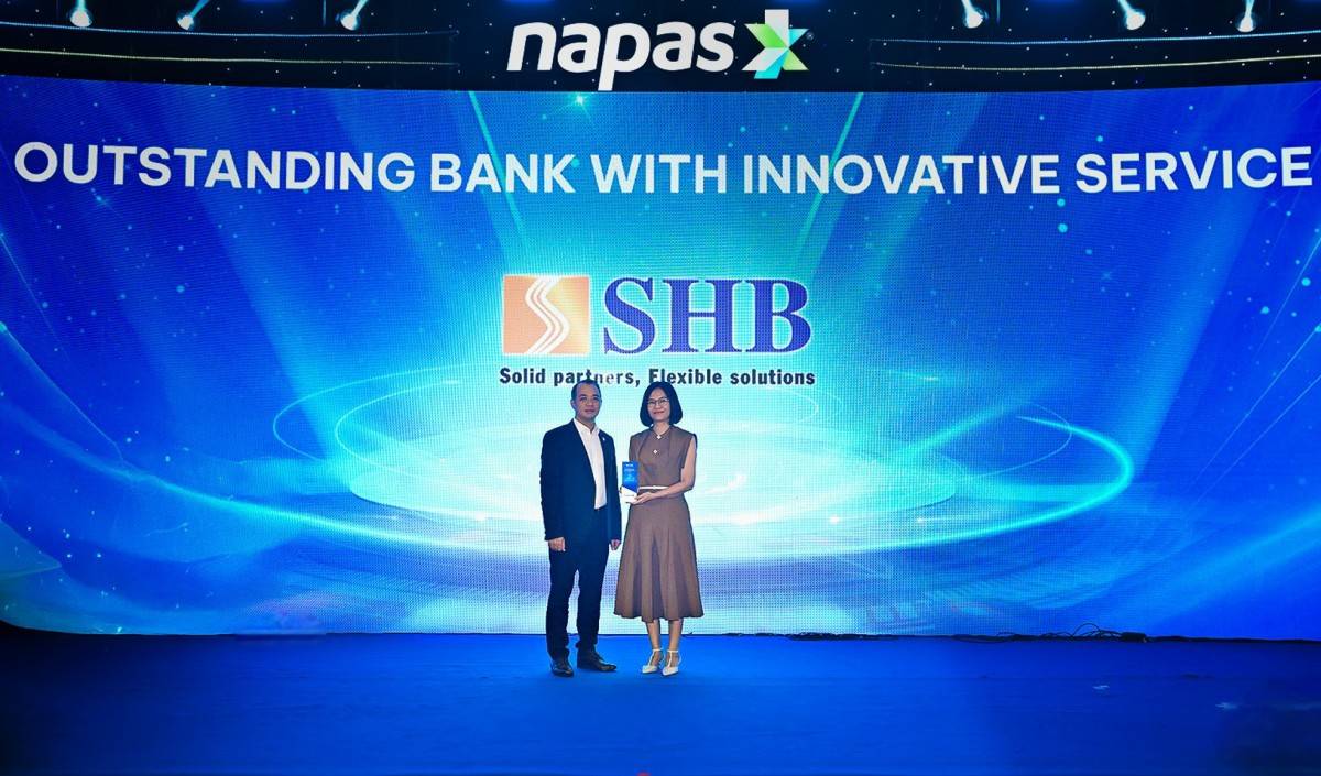 Bà Đoàn Thái Thanh Thủy – Phó GĐ Khối Ngân hàng Bán lẻ SHB nhận giải thưởng vinh danh từ Napas