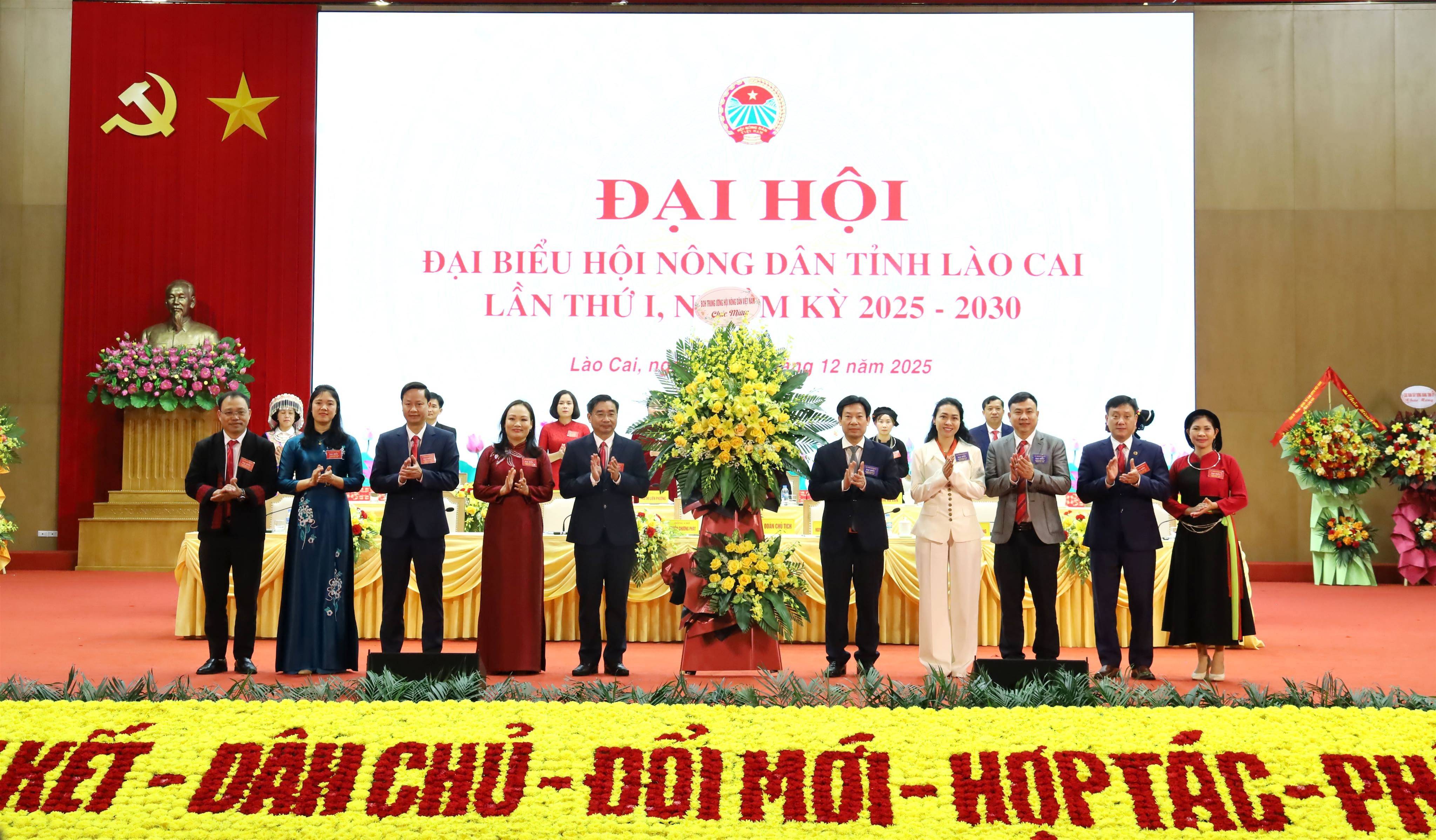 Nguyễn Xuân Định, Phó Chủ tịch BCH Trung ương Hội Nông dân Việt Nam tặng hoa chúc mừng Đại hội