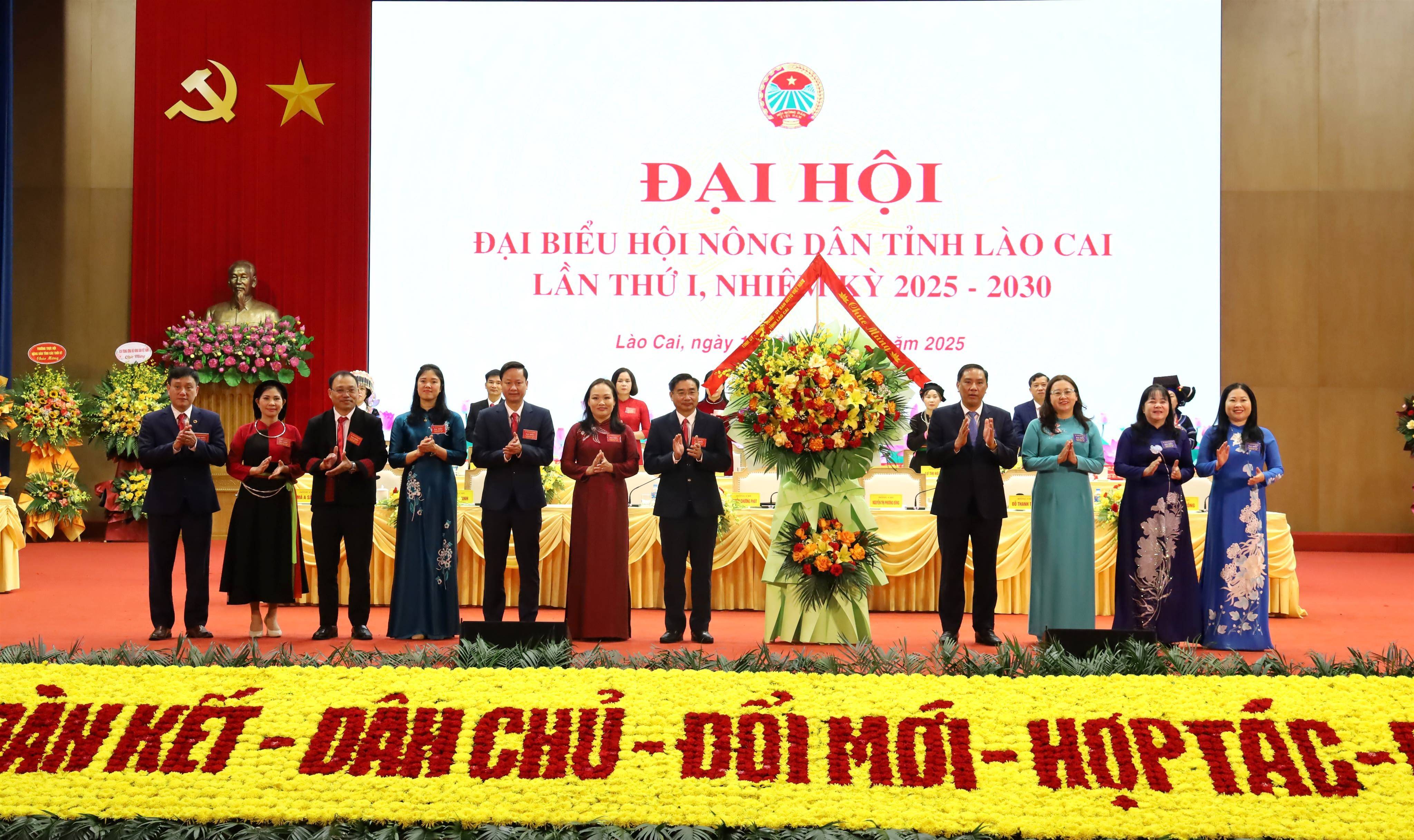 Các đồng chí lãnh đạo tỉnh tặng hoa chúc mừng Đại hội